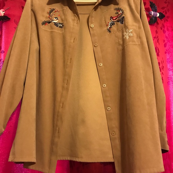 Beautiful bird embroidery on tan buttondown tanjay - Picture 6 of 8